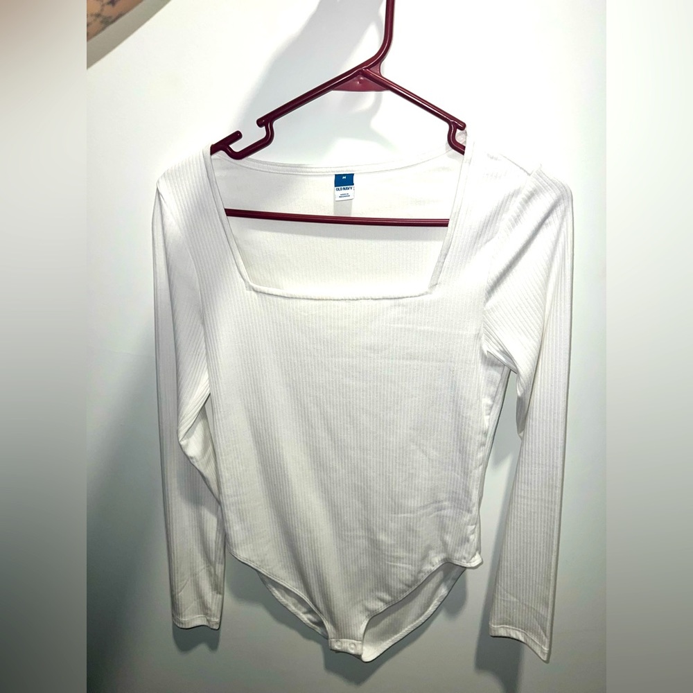 NWT/ white body suit Old Navy